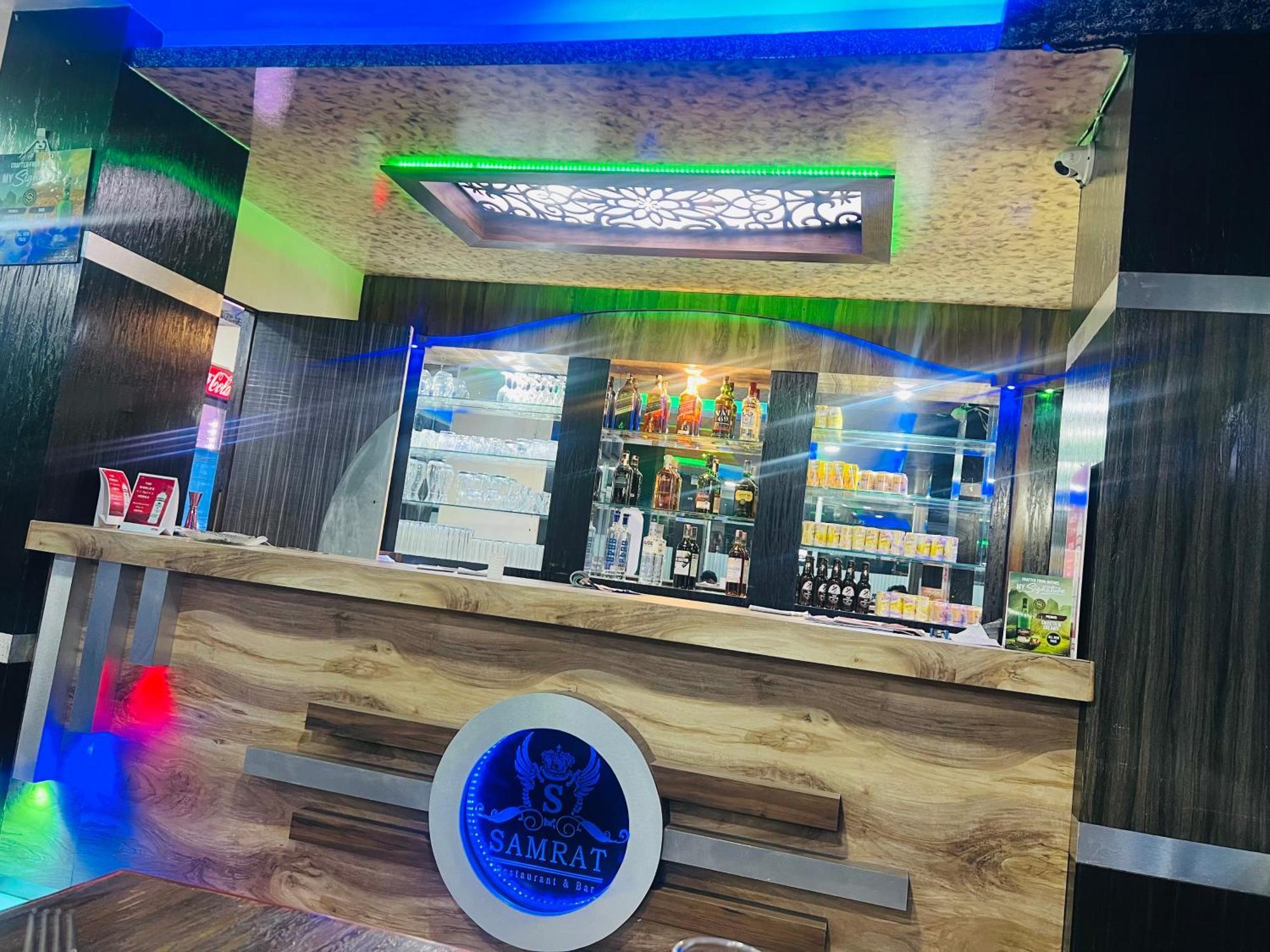 Hotel Samrat Inn Pvt Ltd Lahan Eksteriør billede